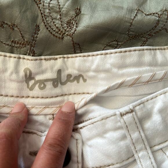 Boden | White Jeans with Beige Stitching Size 4P - Picture 4 of 11